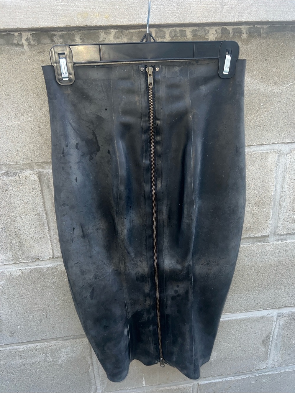 Black Zip both Front & back latex Skirt - Picture 4 of 5